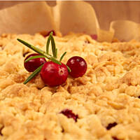 Sernik żurawinowy na kruchym cieście