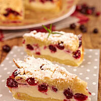 Sernik żurawinowy na kruchym cieście