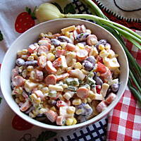 Sałatka meksykańska z kabanosami.