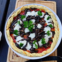 Pikantna tarta z borowikami 