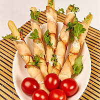 Grissini z szynką i rukolą - szybka przekąska imprezowa