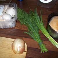 Kotleciki z jajek w sosie pieczarkowym .