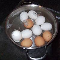 Kotleciki z jajek w sosie pieczarkowym .