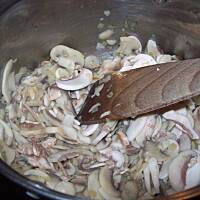 Kotleciki z jajek w sosie pieczarkowym .