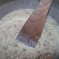 Kotleciki z jajek w sosie pieczarkowym .