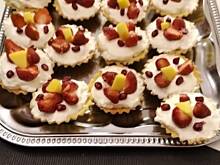 Fot. Miraska, Kruche babeczki z bitą śmietaną i owocami