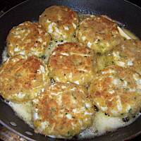 Kotleciki z jajek w sosie pieczarkowym .