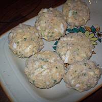 Kotleciki z jajek w sosie pieczarkowym .