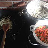 Ryż smażony z jajkiem i warzywami 