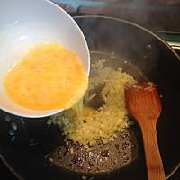 Ryż smażony z jajkiem i warzywami 