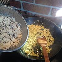 Ryż smażony z jajkiem i warzywami 