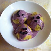 Pampuchy z nadzieniem jagodowo-bananowym z sosem jagodowo-bananowym