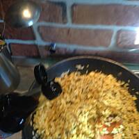 Ryż smażony z jajkiem i warzywami 