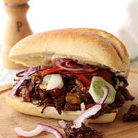 Kanapka na ciepło z kurczakiem barbecue