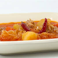 Kapuśniak na żeberkach z miękkimi ziemniakami