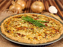 Fot. Wkn, Tarta cebulowa z kurkami