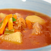 Kapuśniak pomidorowy na żeberkach