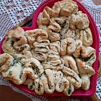 Rwany chlebek czosnkowy