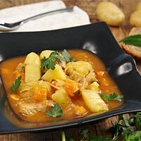 Kapuśniak pomidorowy z szynką