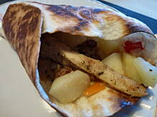 Fot. iwett, Kurczak w sosie orzechowym z salsą ananasową.