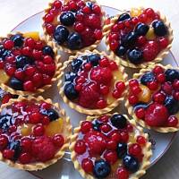 Kruche babeczki nadzieniem krówka lub owocowym 