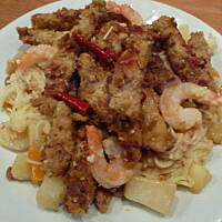 Kurczak w sosie orzechowym z salsą ananasową.