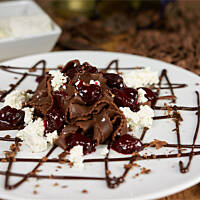 Wstążki czekoladowe z sosem wiśniowym