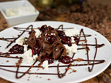 Fot. Wkn, Wstążki czekoladowe z sosem wiśniowym