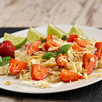 Kluseczki domowe z żółtym serem i truskawkami