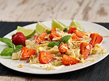 Fot. Wkn, Kluseczki domowe z żółtym serem i truskawkami