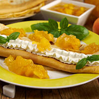 Cienkie naleśniki z galaretkowym dżemem z niedojrzałych moreli