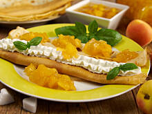 Fot. Wkn, Cienkie naleśniki z galaretkowym dżemem z niedojrzałych moreli