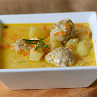 Zupa serkowa z klopsikami