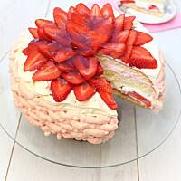 Tort z truskawkami i bitą śmietana