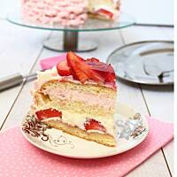 Tort z truskawkami i bitą śmietana