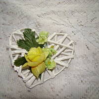 Wielkanocne wyroby z papierowej wikliny