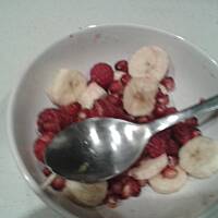 sałatka z banana i maliny