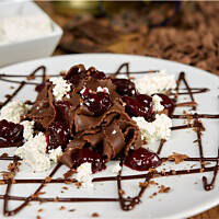 Wstążki czekoladowe z wiśniowym sosem