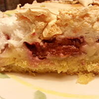 Tarta ze śliwkami, budyniem i bezą