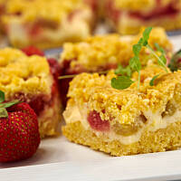 Mega kruchy budynio-pianowiec truskawkowy lub rabarbarowy