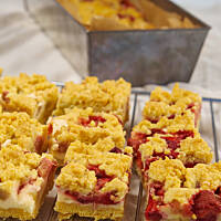 Mega kruchy budynio-pianowiec truskawkowy lub rabarbarowy