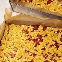 Mega kruchy budynio-pianowiec truskawkowy lub rabarbarowy