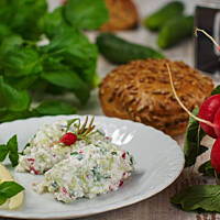 Wiosenny twarożek z warzywami i ziołami