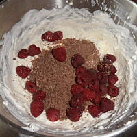 Ciasto malinowa kopuła o smaku straciatella