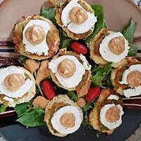 Zielone pomidory z kozim serem, relishem ze słodkiej cebuli oraz sosem remoulade