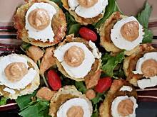 Fot. ekkore, Zielone pomidory z kozim serem, relishem ze słodkiej cebuli oraz sosem remoulade