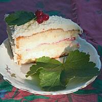 Tort kokosowy z musem porzeczkowym