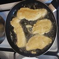 Pierś z kurczaka w cieście naleśnikowym z curry i chili