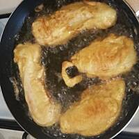 Pierś z kurczaka w cieście naleśnikowym z curry i chili