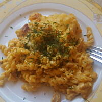 Zapiekany makaron w sosie śmietanowo serowym